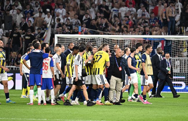 Football : Olympique Lyonnais v Fenerbahce SK - UEFA Champions League, Play-offs - 26 08 2026 Provocation by the Fenerbahce player, Guendouzi, and a mass brawl between players after winniner the UEFA Champions League, Play-offs, second leg football match between Olympique Lyonnais and Fenerbahce SK at Groupama Stadium Decines Charpieu Lyon France on August 26 2026 LYONFrance  Copyright: xMouradxAllilix
