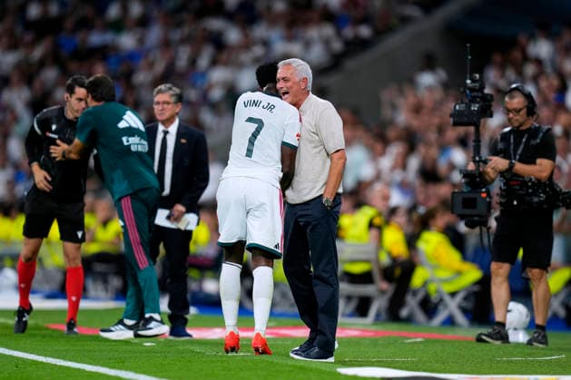 ESP: Real Madrid - Real Sociedad. La Liga EA Sports. Matchday 1. Vinicius Junior of Real Madrid CF and Jose Mourinho, head coach of Real Madrid CF during the La Liga EA Sports match between Real Madrid and Real Sociedad played at Santiago Bernabeu Stadium on 26 Aug 2026 in Madrid, Spain. kpng Copyright: xCesarxCebollax xPRESSINPHOTOx PS_2627_RMA_RSO_122