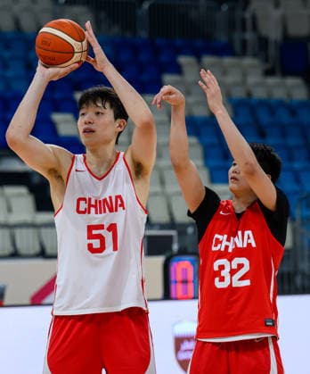 Qatar V China- FIBA Basketball World Cup 2027 Qualifiers Hansen Yang (L) of Team China attends a training session ahead of the FIBA Basketball World Cup 2027 Asian Qualifiers match against Qatar on August 26, 2026, in Al Wakrah, Qatar. The match is part of the fourth window of the Asian Qualifiers for the FIBA Basketball World Cup 2027. Qatar and China are in Group F. DOHA Qatar Copyright: xNOUSHADx