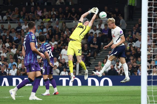 Tottenham Hotspur v Charlton Athletic, Carabao Cup Lucas Bergvall of Tottenham Hotspur heads the ball after Tiernan Brooks of Charlton Athletic fails to make a save during the Tottenham Hotspur v Charlton Athletic Carabao Cup 2nd Round match at the Tottenham Hotspur Stadium, London, England on 26 August 2026 Credit: Ian Stephen Every Second Media Editorial use only. All images are copyright Every Second Media Limited. No images may be reproduced without prior permission. All rights reserved. Premier League and Football League images are subject to licensing agreements with Football DataCo Limited. see https: www.football-dataco.com Copyright: xIMAGO EveryxSecondxMediax ESM-2118-0050 IanxStephenx xEveryxSecondxMediax