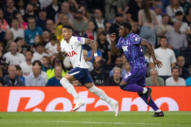 Tottenham Hotspur v Charlton Athletic, EFL Carabao Cup, Second Round, Football, Tottenham Hotspur Stadium, London, UK - 26 Aug 2026 Savio of Tottenham Hotspur and Alan Mwamba of Charlton Athletic race down the wing London Tottenham Hotspur Stadium Tottenham GBR, UK NEWSPAPERS OUT Copyright: xEllixBirchx