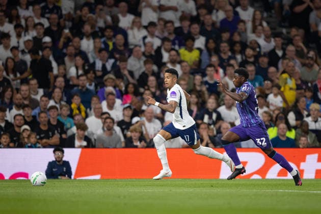 Tottenham Hotspur v Charlton Athletic, EFL Carabao Cup, Second Round, Football, Tottenham Hotspur Stadium, London, UK - 26 Aug 2026 Savio of Tottenham Hotspur and Alan Mwamba of Charlton Athletic race down the wing London Tottenham Hotspur Stadium Tottenham GBR, UK NEWSPAPERS OUT Copyright: xEllixBirchx