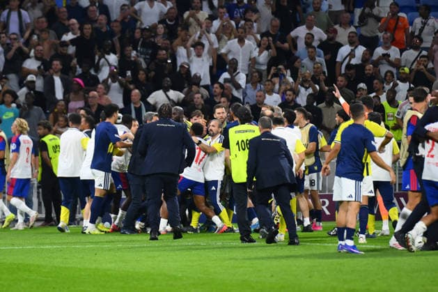 Olympique Lyon v Fenerbahce - UEFA Champions League LYON, FRANCE - AUGUST 26: Tension arises between Fenerbahce players and Olympique Lyon players during the UEFA Champions League playoff round second-leg match between Olympique Lyon and Fenerbahce at Groupama Stadium in Lyon, France on August 26, 2026. Arif Hudaverdi Yaman Anadolu Lyon France. Editorial use only. Please get in touch for any other usage.  Copyright: x2026xAnadoluxArifxHudaverdixYamanx