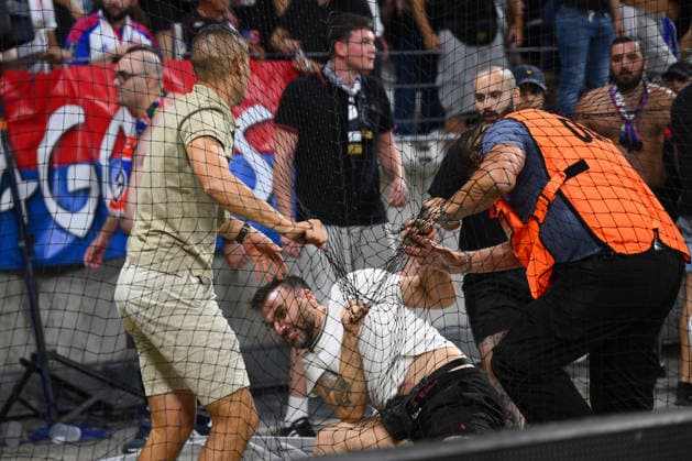 Olympique Lyon v Fenerbahce - UEFA Champions League LYON, FRANCE - AUGUST 26: A scuffle breaks out between Olympique Lyon fans and security personnel during the UEFA Champions League playoff round second-leg match between Olympique Lyon and Fenerbahce at Groupama Stadium in Lyon, France on August 26, 2026. Arif Hudaverdi Yaman Anadolu Lyon France. Editorial use only. Please get in touch for any other usage.  Copyright: x2026xAnadoluxArifxHudaverdixYamanx