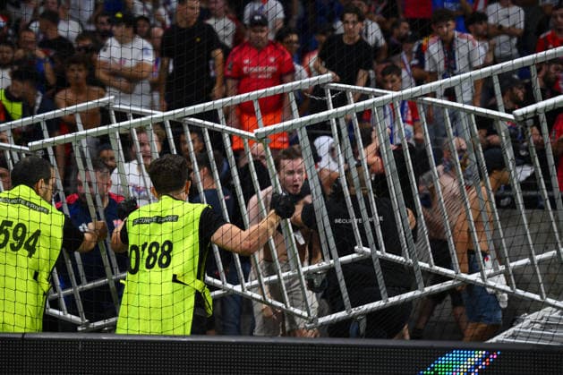 Olympique Lyon v Fenerbahce - UEFA Champions League LYON, FRANCE - AUGUST 26: A scuffle breaks out between Olympique Lyon fans and security personnel during the UEFA Champions League playoff round second-leg match between Olympique Lyon and Fenerbahce at Groupama Stadium in Lyon, France on August 26, 2026. Arif Hudaverdi Yaman Anadolu Lyon France. Editorial use only. Please get in touch for any other usage.  Copyright: x2026xAnadoluxArifxHudaverdixYamanx