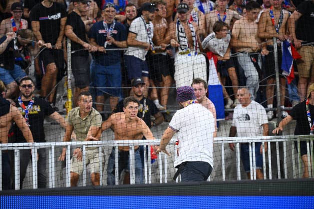 Olympique Lyon v Fenerbahce - UEFA Champions League LYON, FRANCE - AUGUST 26: A scuffle breaks out between Olympique Lyon fans and security personnel during the UEFA Champions League playoff round second-leg match between Olympique Lyon and Fenerbahce at Groupama Stadium in Lyon, France on August 26, 2026. Arif Hudaverdi Yaman Anadolu Lyon France. Editorial use only. Please get in touch for any other usage.  Copyright: x2026xAnadoluxArifxHudaverdixYamanx
