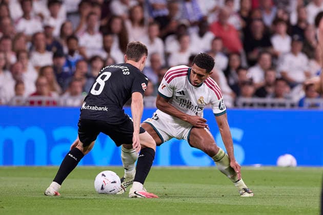 ESP LaLiga EA Sports Real Madrid vs. Real Sociedad: Jude Bellingham of Real Madrid attempts to dribble past Benat Turrientes Imaz of Real Sociedad during the LaLiga EA Sports match between Real Madrid and Real Sociedad played at the Bernabéu Stadium in Madrid on August 26, 2026, in Spain. Madrid, Spain. Soccer Copyright: xAgenciaxLOFx