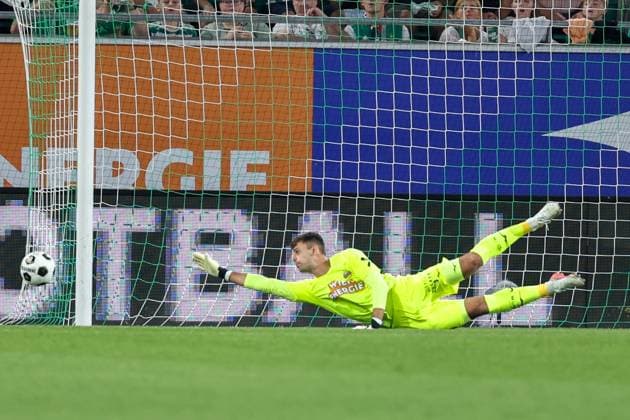 26.August.2026 - SOCCER - 2026 27 UEFA Conference League Play-offs, 2nd Leg, SK Rapid Wien vs Heart of Midlothian FC Niklas Hedl (Rapid Wien) saves the ball VIENNA VIENNA, AUSTRIA Allianz Stadion SK Rapid Wien Allianz Stadion AUSTRIA Copyright: xYigitxOermex xPsxImagesxYigitxOermex xPsxImagesx