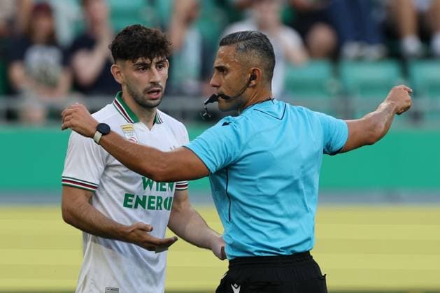 26.August.2026 - SOCCER - 2026 27 UEFA Conference League Play-offs, 2nd Leg, SK Rapid Wien vs Heart of Midlothian FC Yusuf Demir (Rapid Wien) and referee Elchin Masiyev (AZE) VIENNA VIENNA, AUSTRIA Allianz Stadion SK Rapid Wien Allianz Stadion AUSTRIA Copyright: xYigitxOermex xPsxImagesxYigitxOermex xPsxImagesx