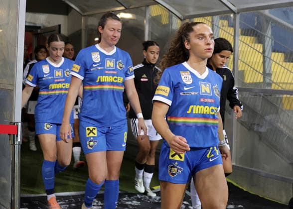 SOCCER - WCL, St.Poelten vs Juventus SANKT POELTEN,AUSTRIA,26.AUG.26 - SOCCER - UEFA Women s Champions League, qualification, SKN Sankt Poelten vs Juventus Turin. Image shows Victoria Laino and Izabela Krizaj (St.Poelten).  GEPAxpictures xWalterxLuger