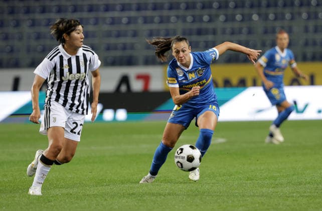 SOCCER - WCL, St.Poelten vs Juventus SANKT POELTEN,AUSTRIA,26.AUG.26 - SOCCER - UEFA Women s Champions League, qualification, SKN Sankt Poelten vs Juventus Turin. Image shows Remina Chiba (Juventus) and Fanni Nagy (St.Poelten).  GEPAxpictures xWalterxLuger