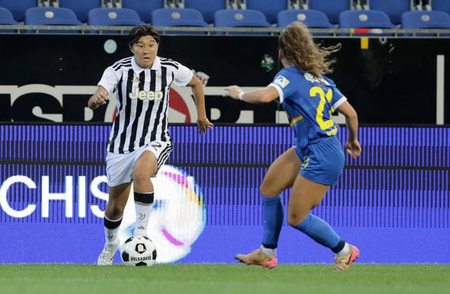 SOCCER - WCL, St.Poelten vs Juventus SANKT POELTEN,AUSTRIA,26.AUG.26 - SOCCER - UEFA Women s Champions League, qualification, SKN Sankt Poelten vs Juventus Turin. Image shows Remina Chiba (Juventus) and Izabela Krizaj (St.Poelten).  GEPAxpictures xWalterxLuger