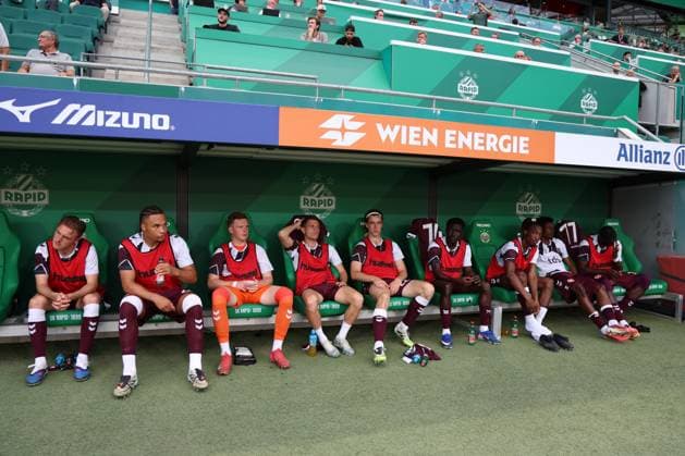 26.August.2026 - SOCCER - 2026 27 UEFA Conference League Play-offs, 2nd Leg, SK Rapid Wien vs Heart of Midlothian FC Heart of Midlothian FC substitutes on the bench before the match VIENNA VIENNA, AUSTRIA Allianz Stadion SK Rapid Wien Allianz Stadion AUSTRIA Copyright: xYigitxOermex xPsxImagesxYigitxOermex xPsxImagesx