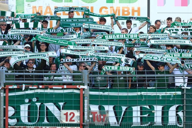 Fans des VfB Lübeck vor dem Anpfiff. Fußball I Herren I Regionalliga Nord I Saison 2026-2027 I 5. Spieltag I VfB Lübeck - Hamburger SV U21, U 21 I 26.08.2026 I Stadion an der Lohmühle *** VfB Lübeck fans before kickoff: Soccer I Men s Team I Regionalliga Nord I 2026–2027 Season I Matchday 5 I VfB Lübeck vs. Hamburger SV U21 I August 26, 2026 I Stadion an der Lohmühle