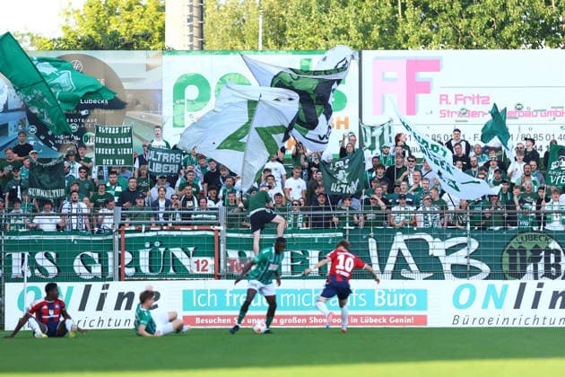 Fans des VfB Lübeck vor dem Anpfiff. Fußball I Herren I Regionalliga Nord I Saison 2026-2027 I 5. Spieltag I VfB Lübeck - Hamburger SV U21, U 21 I 26.08.2026 I Stadion an der Lohmühle *** VfB Lübeck fans before kickoff: Soccer I Men s Team I Regionalliga Nord I 2026–2027 Season I Matchday 5 I VfB Lübeck vs. Hamburger SV U21 I August 26, 2026 I Stadion an der Lohmühle