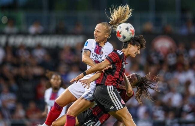 GER, Frankfurt, Eintracht Frankfurt vs. Paris Saint-Germain, UEFA Women s Champions League, Soccer, UEFA, 2026–2027 Season, Stadion am Brentanobad, 3rd Qualifying Round, First Leg (pictured, from left): Paulina Dudek, Paris Saint-Germain Women 4, Dilara Acikgoz, Eintracht Frankfurt Women No. 29. DFB and DFL regulations prohibit any use of photographs as image sequences and or quasi-video. August 26, 2026 Copyright: HMBxMedia HendrikxHamelau