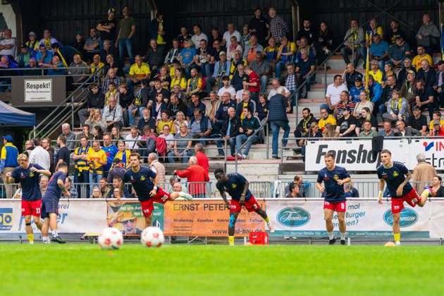 SV Atlas Delmenhorst warms up in front of its home fans, German Soccer, Regionalliga Nord, 2026–27 Season, Matchday 5, August 26, 2026, SV Atlas Delmenhorst vs. BSV Kickers Emden, Stadium on Düsternortstraße, Delmenhorst, Lower Saxony Copyright: xLeonxFrickx
