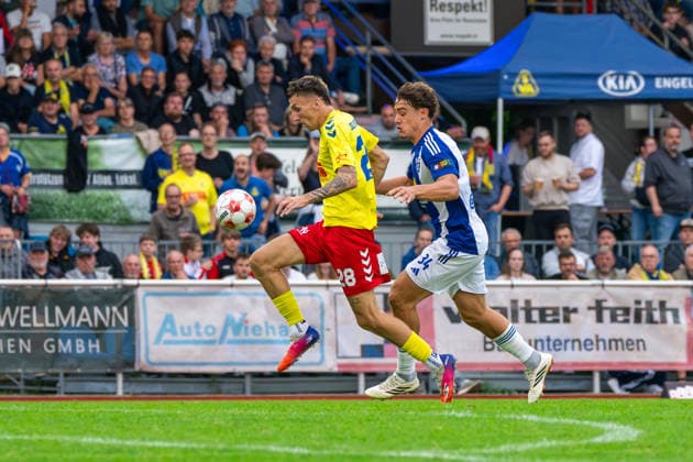 Steffen Rohwedder, SV Atlas Delmenhorst, 28; Ole Kühling, BSV Kickers Emden, 34; German Soccer, Regionalliga Nord, 2026–27 Season, Matchday 5, August 26, 2026; SV Atlas Delmenhorst vs. BSV Kickers Emden, Stadium on Düsternortstraße, Delmenhorst, Lower Saxony Copyright: xLeonxFrickx