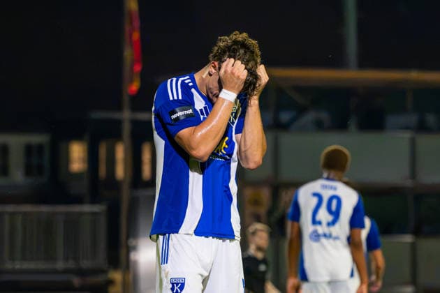 Ole Kühling, BSV Kickers Emden, hands on head 34 seconds after the final whistle, disappointment, German soccer, Regionalliga Nord, 2026–27 season, Matchday 5, August 26, 2026, SV Atlas Delmenhorst vs. BSV Kickers Emden, Stadium on Düsternortstraße, Delmenhorst, Lower Saxony Copyright: xLeonxFrickx