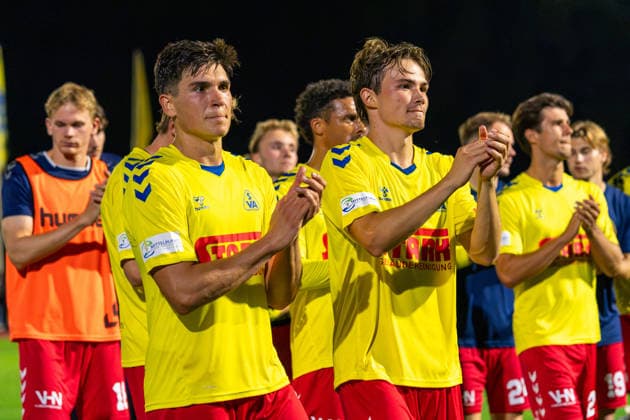 Alejo Sanchez Romero, SV Atlas Delmenhorst, 4; Niklas Tepe, SV Atlas Delmenhorst, 25; Applause for the fans; German soccer; Regionalliga Nord; 2026–27 season; Matchday 5; August 26, 2026; SV Atlas Delmenhorst vs. BSV Kickers Emden, Stadion an der Düsternortstraße, Delmenhorst, Lower Saxony Copyright: xLeonxFrickx