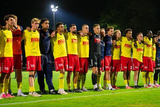 SV Atlas Delmenhorst’s team in front of their home fans, German soccer, Regionalliga Nord, 2026–27 season, Matchday 5, August 26, 2026, SV Atlas Delmenhorst vs. BSV Kickers Emden, Stadium on Düsternortstraße, Delmenhorst, Lower Saxony Copyright: xLeonxFrickx