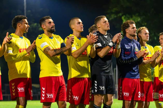 Lamine Diop, SV Atlas Delmenhorst, 14, Ibrahim Temin, SV Atlas Delmenhorst, 5, Yehor Melenivskyi, SV Atlas Delmenhorst, 6, Damian Schobert, SV Atlas Delmenhorst, 1, Marlo Siech SV Atlas Delmenhorst, 30, Dinand Gijsen SV Atlas Delmenhorst, 8 Applause for the fans, German soccer, Regionalliga Nord, 2026–27 season, Matchday 5, August 26, 2026, SV Atlas Delmenhorst vs. BSV Kickers Emden, Stadium on Düsternortstraße, Delmenhorst, Lower Saxony Copyright: xLeonxFrickx
