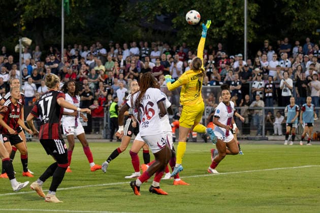UWCL Qualifier: Eintracht Frankfurt vs. Paris Saint-Germain, August 26, 2026. Katarzyna Kiedrzynek. Paris Saint-Germain (PSG 1) tries to get to the corner kick. Eintracht Frankfurt vs. Paris Saint-Germain, Frankfurt, Stadion am Brentanobad, August 26, 2026 Copyright: xBEAUTIFULxSPORTS Gawlikx