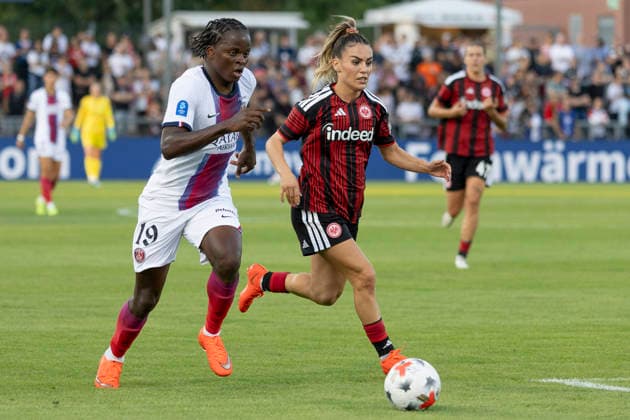UWCL Qualifier: Eintracht Frankfurt vs. Paris Saint-Germain, August 26, 2026—Merveille Kanjinga (Paris Saint-Germain, PSG) and Ereleta Memeti (Eintracht Frankfurt) are in a sprint for the ball, Eintracht Frankfurt vs. Paris Saint-Germain, Frankfurt, Stadion am Brentanobad, August 26, 2026 Copyright: xBEAUTIFULxSPORTS Gawlikx