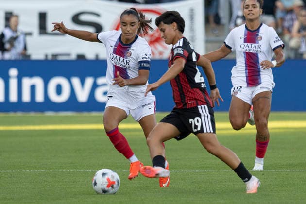 UWCL Qualifier: Eintracht Frankfurt vs. Paris Saint-Germain, August 26, 2026—Sakina Karchaoui (Paris Saint-Germain, PSG) 7, Dilara Acikgöz (Eintracht Frankfurt) 29, battling for the ball, Eintracht Frankfurt vs. Paris Saint-Germain, Frankfurt, Stadion am Brentanobad, August 26, 2026 Copyright: xBEAUTIFULxSPORTS Gawlikx