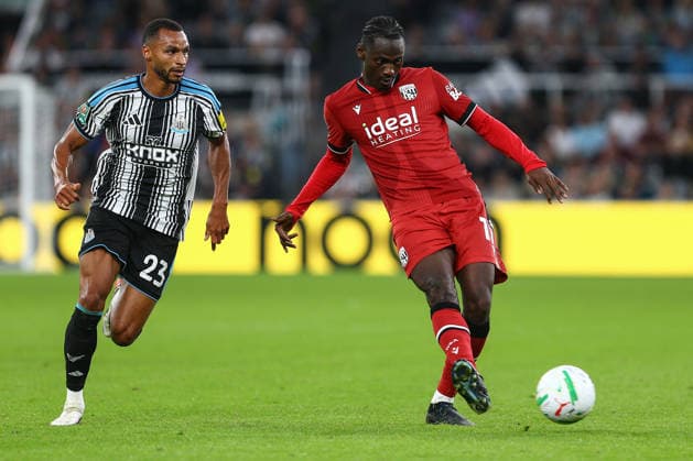 NEWCASTLE UPON TYNE, ENGLAND, AUGUST 26: Ousmane Diakité of West Bromwich Albion (R) passes the ball away from Jacob Murphy of Newcastle United (R) during a Carabao Cup Second Round match between Newcastle United and West Bromwich Albion at St James Park on August 26, 2026 in Newcastle Upon Tyne, England. (Photo by Zach Forster Sports Press Photo) Copyright: xZachxForster SportsxPressxPhotox Sportspressphoto_SPR216582