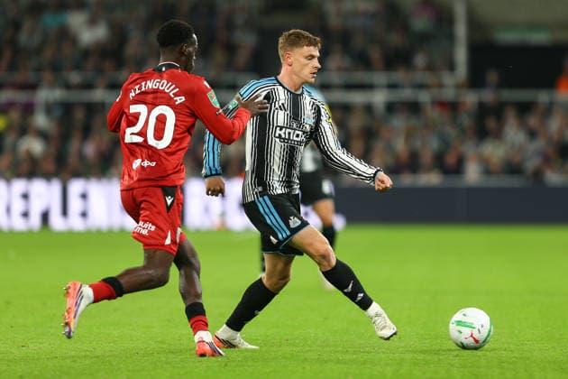 NEWCASTLE UPON TYNE, ENGLAND, AUGUST 26: Rabby Nzingoula of West Bromwich Albion (L) vies with Harvey Barnes of Newcastle United (R) during a Carabao Cup Second Round match between Newcastle United and West Bromwich Albion at St James Park on August 26, 2026 in Newcastle Upon Tyne, England. (Photo by Zach Forster Sports Press Photo) Copyright: xZachxForster SportsxPressxPhotox Sportspressphoto_SPR216589