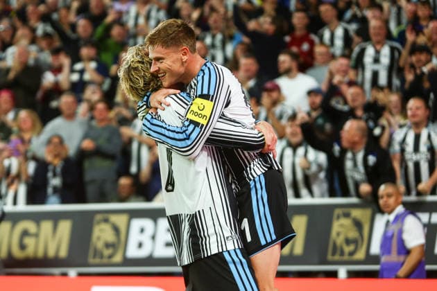 NEWCASTLE UPON TYNE, ENGLAND, AUGUST 26: Nick Woltemade (L) and Harvey Barnes (R) of Newcastle United celebrate during a Carabao Cup Second Round match between Newcastle United and West Bromwich Albion at St James Park on August 26, 2026 in Newcastle Upon Tyne, England. (Photo by Zach Forster Sports Press Photo) Copyright: xZachxForster SportsxPressxPhotox Sportspressphoto_SPR216590