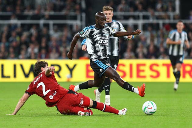 NEWCASTLE UPON TYNE, ENGLAND, AUGUST 26: Chris Mepham of West Bromwich Albion (L) tackles Yoane Wissa of Newcastle United (R) during a Carabao Cup Second Round match between Newcastle United and West Bromwich Albion at St James Park on August 26, 2026 in Newcastle Upon Tyne, England. (Photo by Zach Forster Sports Press Photo) Copyright: xZachxForster SportsxPressxPhotox Sportspressphoto_SPR216591