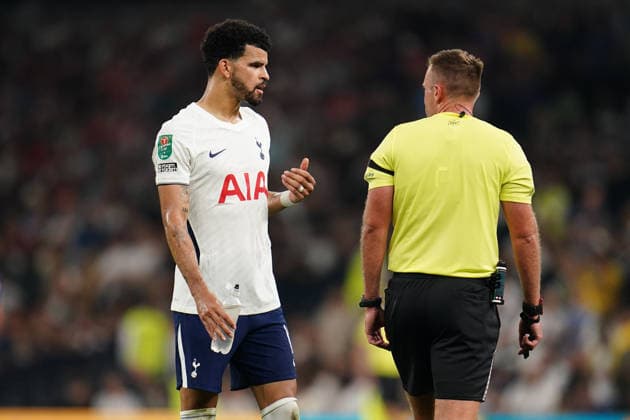 Carabao Cup round 2 Tottenham Hotspur v Charlton Athletic Dominic Solanke of Tottenham Hotspur and referee Adam Herczeg during the Carabao Cup round 2 match Tottenham Hotspur vs Charlton Athletic at Tottenham Hotspur Stadium, London, United Kingdom on 26 August 2026 (Photo by Harvey Murphy News Images) Copyright: xHarveyxMurphy NewsxImagesx