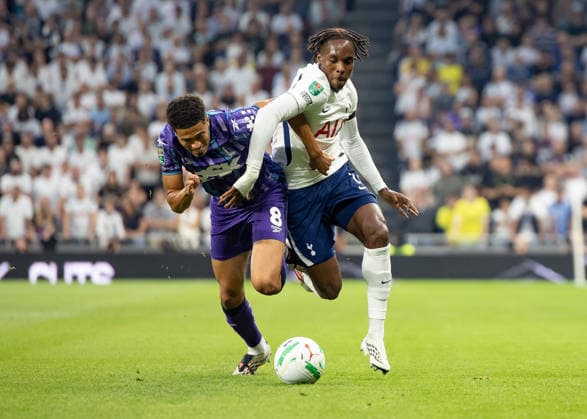 Tottenham Hotspur v Charlton Athletic, EFL Carabao Cup, Second Round, Football, Tottenham Hotspur Stadium, London, UK - 26 Aug 2026 Harvey Knibbs of Charlton Athletic is pressured by Mathys Tel of Tottenham Hotspur London Tottenham Hotspur Stadium Tottenham GBR, UK NEWSPAPERS OUT Copyright: xEllixBirchx