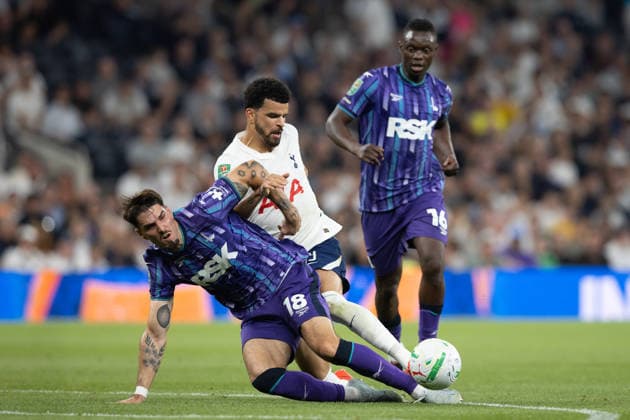 Tottenham Hotspur v Charlton Athletic, EFL Carabao Cup, Second Round, Football, Tottenham Hotspur Stadium, London, UK - 26 Aug 2026 Dominic Solanke of Tottenham Hotspur tackles Ivan Mesik of Charlton Athletic London Tottenham Hotspur Stadium Tottenham GBR, UK NEWSPAPERS OUT Copyright: xEllixBirchx