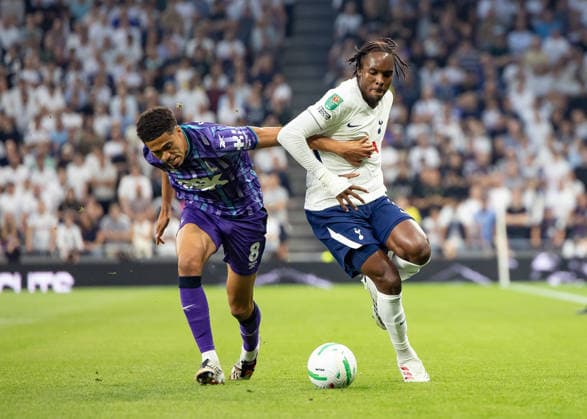 Tottenham Hotspur v Charlton Athletic, EFL Carabao Cup, Second Round, Football, Tottenham Hotspur Stadium, London, UK - 26 Aug 2026 Harvey Knibbs of Charlton Athletic is pressured by Mathys Tel of Tottenham Hotspur London Tottenham Hotspur Stadium Tottenham GBR, UK NEWSPAPERS OUT Copyright: xEllixBirchx