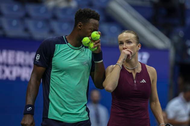 2026 US Open Mixed Doubles Championship semifinals Elina Svitolina (R) of Ukraine and Gael Monfils (L) of France cover their mouth while talking strategy during the semifinal round of the Mixed Doubles Championship against Belinda Bencic of Switzerland and Flavio Cobolli of Italy at the Arthur Ashe Stadium in the USTA Billie Jean King National Tennis Center in Flushing Meadows, New York, USA, 26 August 2026. FLUSHING MEADOWS NEW YORK UNITED STATES  Copyright: xSARAHxYENESELx