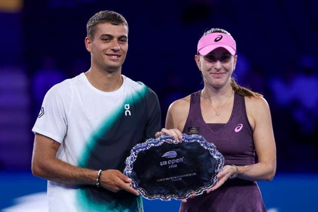 2026 US Open Mixed Doubles Championship Belinda Bencic (R) of Switzerland and Flavio Cobolli (L) of Italy pose with their second place trophy after the final round of the Mixed Doubles Championship against Jakub Mensik and Karolina Muchova of Czechia at the Arthur Ashe Stadium in the USTA Billie Jean King National Tennis Center in Flushing Meadows, New York, USA, 26 August 2026. FLUSHING MEADOWS NEW YORK UNITED STATES  Copyright: xSARAHxYENESELx