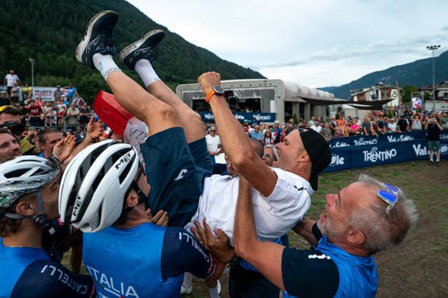 UCI MTB World Championship, WM, Weltmeisterschaft - Val Di Sole 2026 The Italian team celebrates victory in the Team Relay at the UCI Mountain Bike World Championships Val di Sole 2026 in Val di Sole, Italy, on August 26, 2026. Val di Sole Italy  Copyright: xFilipxBezdÄ›kx originalFilename:bezdek-notitle260826_np7p0.jpg