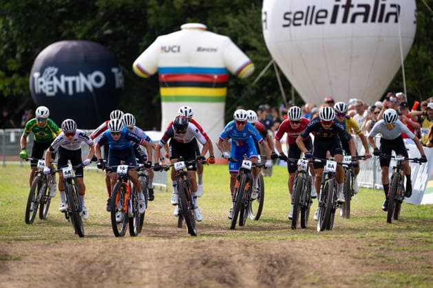 UCI MTB World Championship, WM, Weltmeisterschaft - Val Di Sole 2026 Riders compete at the start of the Team Relay during the UCI Mountain Bike World Championships Val di Sole 2026 in Val di Sole, Italy, on August 26, 2026. Val di Sole Italy  Copyright: xFilipxBezdÄ›kx originalFilename:bezdek-notitle260826_npKxL.jpg