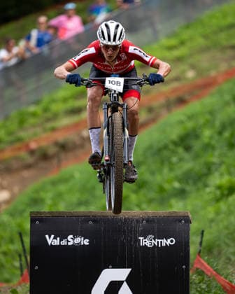 UCI MTB World Championship, WM, Weltmeisterschaft - Val Di Sole 2026 An Austrian rider competes on a drop during the Team Relay at the UCI Mountain Bike World Championships Val di Sole 2026 in Val di Sole, Italy, on August 26, 2026. Val di Sole Italy  Copyright: xFilipxBezdÄ›kx originalFilename:bezdek-notitle260826_npyAu.jpg
