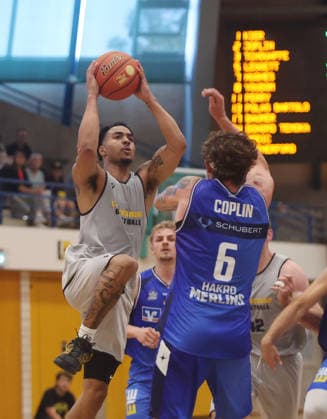 Ludwigsburg, Basketball Exhibition Game: MHP Riesen Ludwigsburg vs. HAKRO Merlins Crailsheim; on the left is Ish Leggett of the Riesen