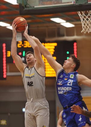 Ludwigsburg, Basketball Exhibition Game: MHP Riesen Ludwigsburg vs. HAKRO Merlins Crailsheim; from left: Tommy Rutherford (Riesen), Till Isemann (Merlins)