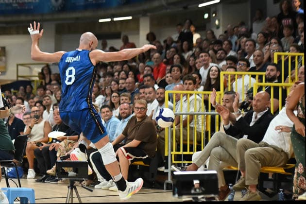 Italy v Germany - International Friendly, Länderspiel, Nationalmannschaft Match Riccardo Sbertoli of Italy collides with Francesco Cannizzaro, the mayor of Reggio Calabria, during the international friendly match between Italy and Germany at PalaCalafiore in Reggio Calabria, Italy, on August 26, 2026. Reggio Calabria Italy  Copyright: xAndreaxRositox originalFilename:rosito-notitle260826_npXf0.jpg