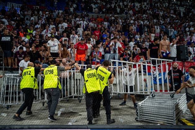 OL - Fenerbahçe SK à Décines-Charpieu le 26 aout 2026. Nicolas Liponne MAXPPP - Décines-Charpieu 26 08 2026 Des supporters de l OL tentent d entrer sur le terrain à la fin du match de football entre l Olympique Lyonnais (OL) et Fenerbahçe SK dans le cadre du match retour des barrages de Ligue des champions, au stade de Lyon, le Groupama Stadium, à Décines-Charpieu, le 26 aout 2026. Soccer match between Olympique Lyonnais (OL) and Fenerbahçe SK in the second leg of the Champions League playoffs at Lyon’s Groupama Stadium in Décines-Charpieu on August 26, 2026. Décines-Charpieu Auvergne Rhône-Alpes France  Copyright: xMAXPPPxNicolasxLiponnex NLP202608262920 NLP202608262920