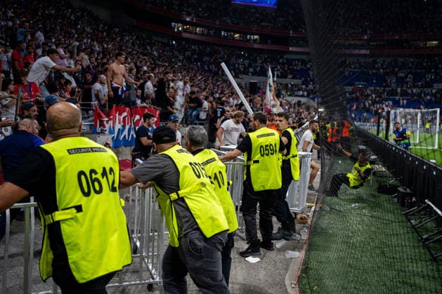OL - Fenerbahçe SK à Décines-Charpieu le 26 aout 2026. Nicolas Liponne MAXPPP - Décines-Charpieu 26 08 2026 Des supporters de l OL tentent d entrer sur le terrain à la fin du match de football entre l Olympique Lyonnais (OL) et Fenerbahçe SK dans le cadre du match retour des barrages de Ligue des champions, au stade de Lyon, le Groupama Stadium, à Décines-Charpieu, le 26 aout 2026. Soccer match between Olympique Lyonnais (OL) and Fenerbahçe SK in the second leg of the Champions League playoffs at Lyon’s Groupama Stadium in Décines-Charpieu on August 26, 2026. Décines-Charpieu Auvergne Rhône-Alpes France  Copyright: xMAXPPPxNicolasxLiponnex NLP202608262921 NLP202608262921