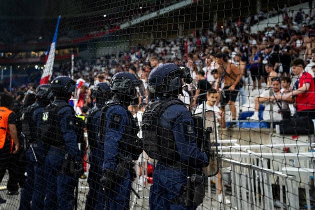 OL - Fenerbahçe SK à Décines-Charpieu le 26 aout 2026. Nicolas Liponne MAXPPP - Décines-Charpieu 26 08 2026 Des supporters de l OL tentent d entrer sur le terrain à la fin du match de football entre l Olympique Lyonnais (OL) et Fenerbahçe SK dans le cadre du match retour des barrages de Ligue des champions, au stade de Lyon, le Groupama Stadium, à Décines-Charpieu, le 26 aout 2026. Soccer match between Olympique Lyonnais (OL) and Fenerbahçe SK in the second leg of the Champions League playoffs at Lyon’s Groupama Stadium in Décines-Charpieu on August 26, 2026. Décines-Charpieu Auvergne Rhône-Alpes France  Copyright: xMAXPPPxNicolasxLiponnex NLP202608262925 NLP202608262925