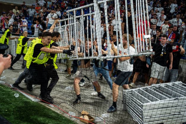 OL - Fenerbahçe SK à Décines-Charpieu le 26 aout 2026. Nicolas Liponne MAXPPP - Décines-Charpieu 26 08 2026 Des supporters de l OL tentent d entrer sur le terrain à la fin du match de football entre l Olympique Lyonnais (OL) et Fenerbahçe SK dans le cadre du match retour des barrages de Ligue des champions, au stade de Lyon, le Groupama Stadium, à Décines-Charpieu, le 26 aout 2026. Soccer match between Olympique Lyonnais (OL) and Fenerbahçe SK in the second leg of the Champions League playoffs at Lyon’s Groupama Stadium in Décines-Charpieu on August 26, 2026. Décines-Charpieu Auvergne Rhône-Alpes France  Copyright: xMAXPPPxNicolasxLiponnex NLP202608262951 NLP202608262951