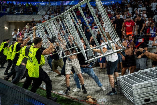 OL - Fenerbahçe SK à Décines-Charpieu le 26 aout 2026. Nicolas Liponne MAXPPP - Décines-Charpieu 26 08 2026 Des supporters de l OL tentent d entrer sur le terrain à la fin du match de football entre l Olympique Lyonnais (OL) et Fenerbahçe SK dans le cadre du match retour des barrages de Ligue des champions, au stade de Lyon, le Groupama Stadium, à Décines-Charpieu, le 26 aout 2026. Soccer match between Olympique Lyonnais (OL) and Fenerbahçe SK in the second leg of the Champions League playoffs at Lyon’s Groupama Stadium in Décines-Charpieu on August 26, 2026. Décines-Charpieu Auvergne Rhône-Alpes France  Copyright: xMAXPPPxNicolasxLiponnex NLP202608262952 NLP202608262952
